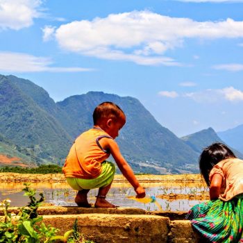 Kinderen spelen tussen de rijstvelden in Sapa